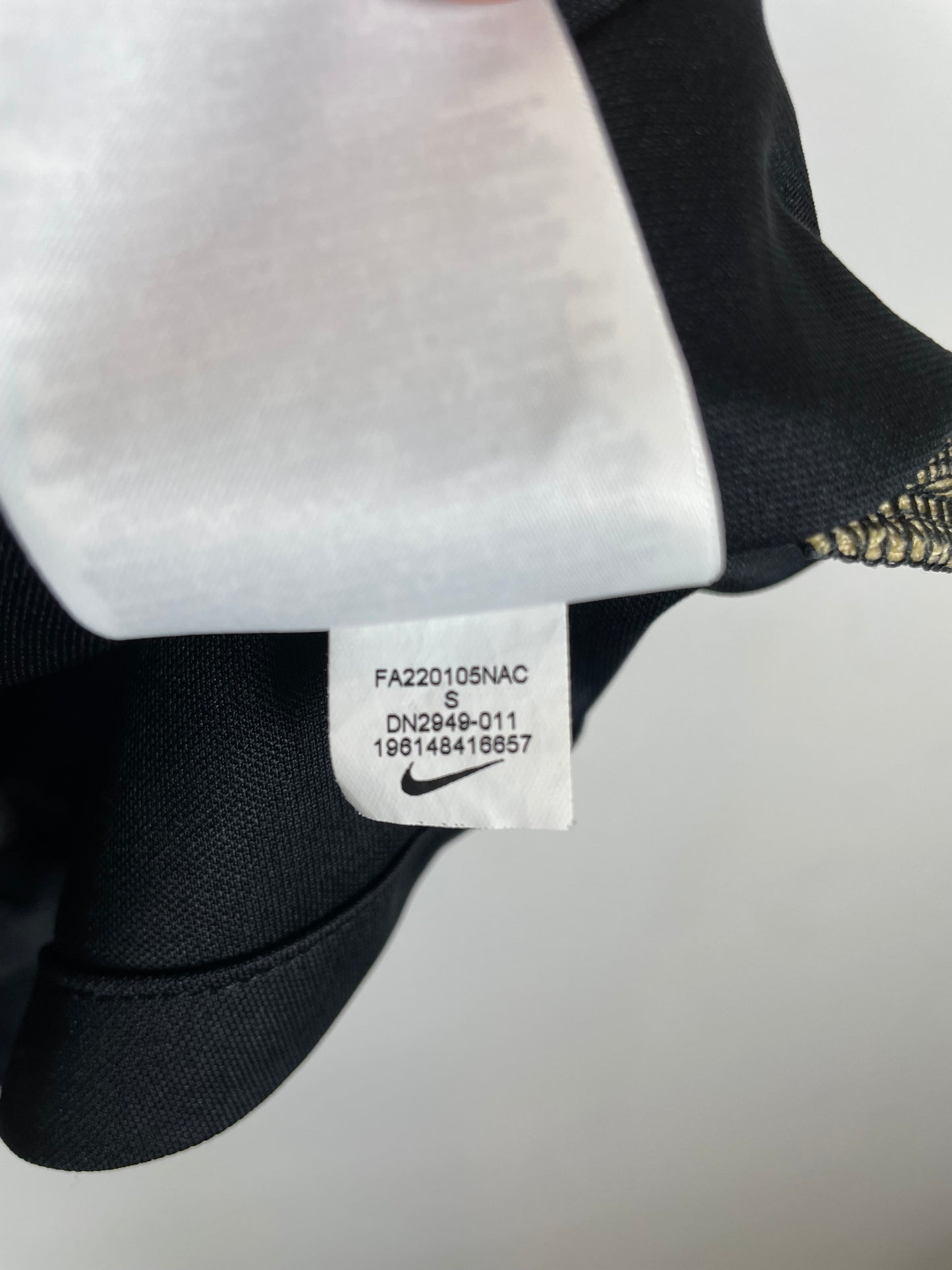 Chelsea 22/23 training top kids size 128-147cm showing sponsor and sleeve details in excellent condition