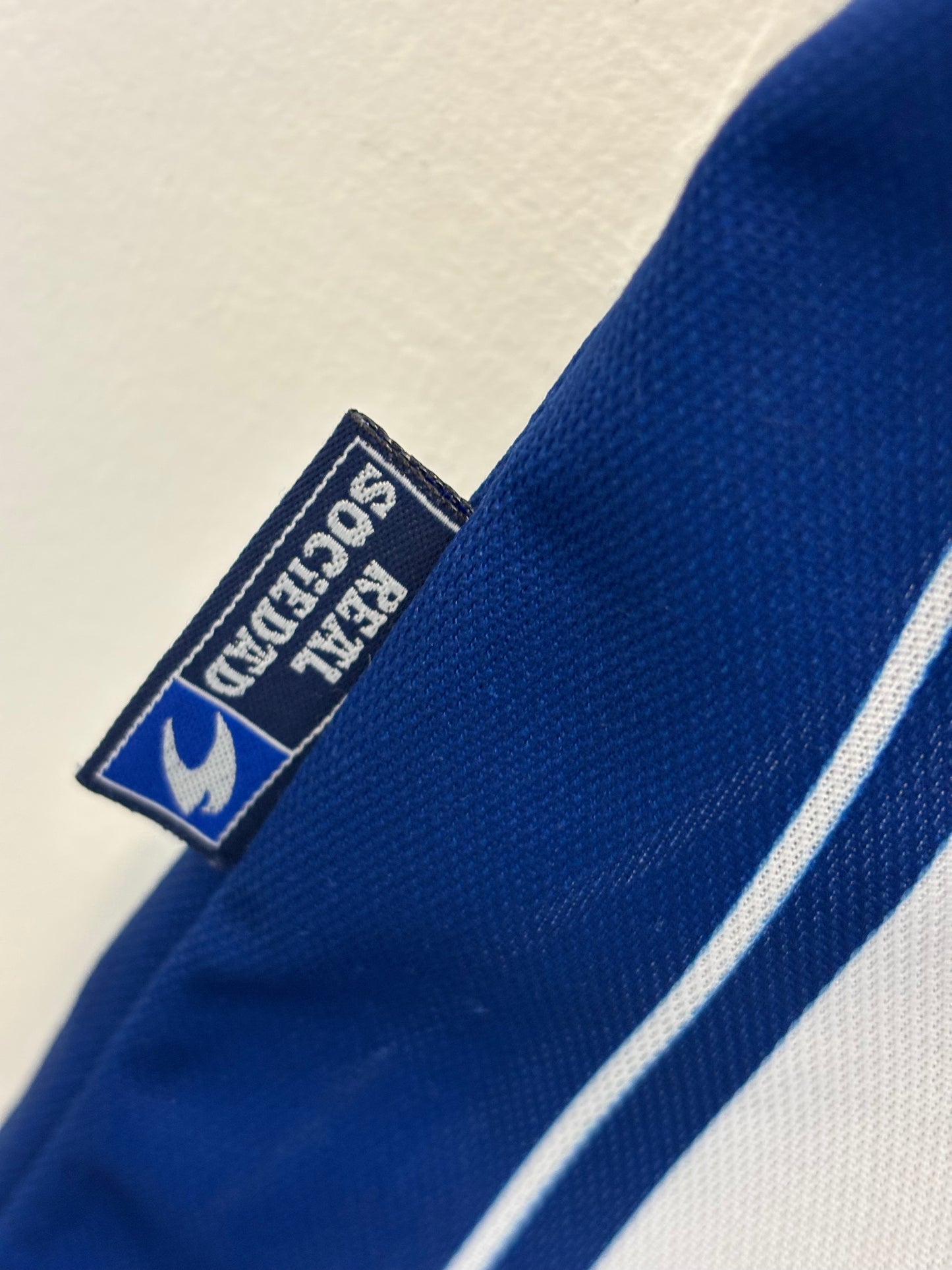 Fabric texture and stitching quality detail on white Astore Real Sociedad 00/01 vintage home shirt