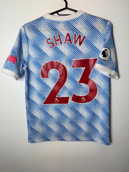 Shaw 23 nameset on the back of the Man Utd 2021/22 kids away shirt | Shaw 23 på baksiden av barnedrakten