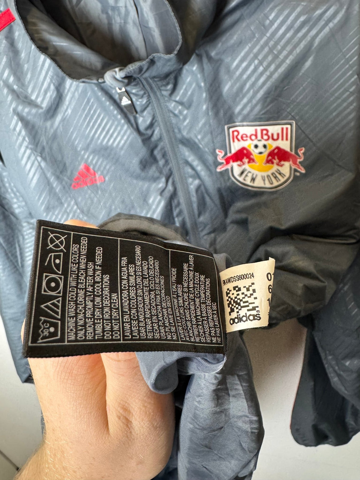 Adidas merkelapp inni New York Red Bulls-jakken - TheFootballIdiots