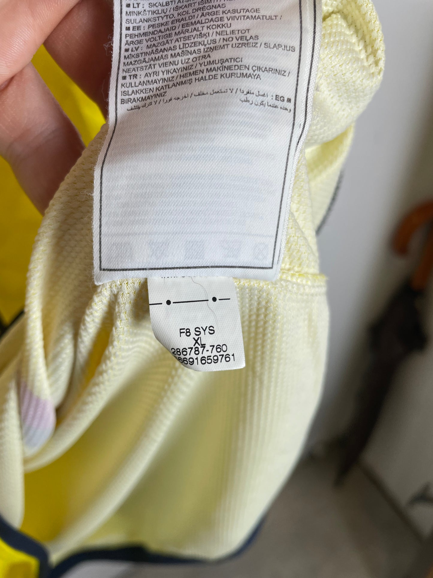 Barcelona Away 08/09 Iniesta 8