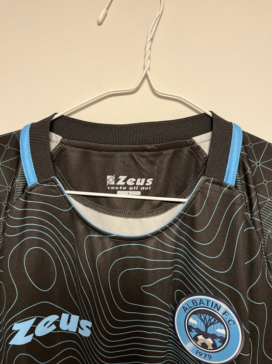 Front view of the Al-Batin 22/23 third shirt showing the club badge and shirt design, photographed at our Stavanger store