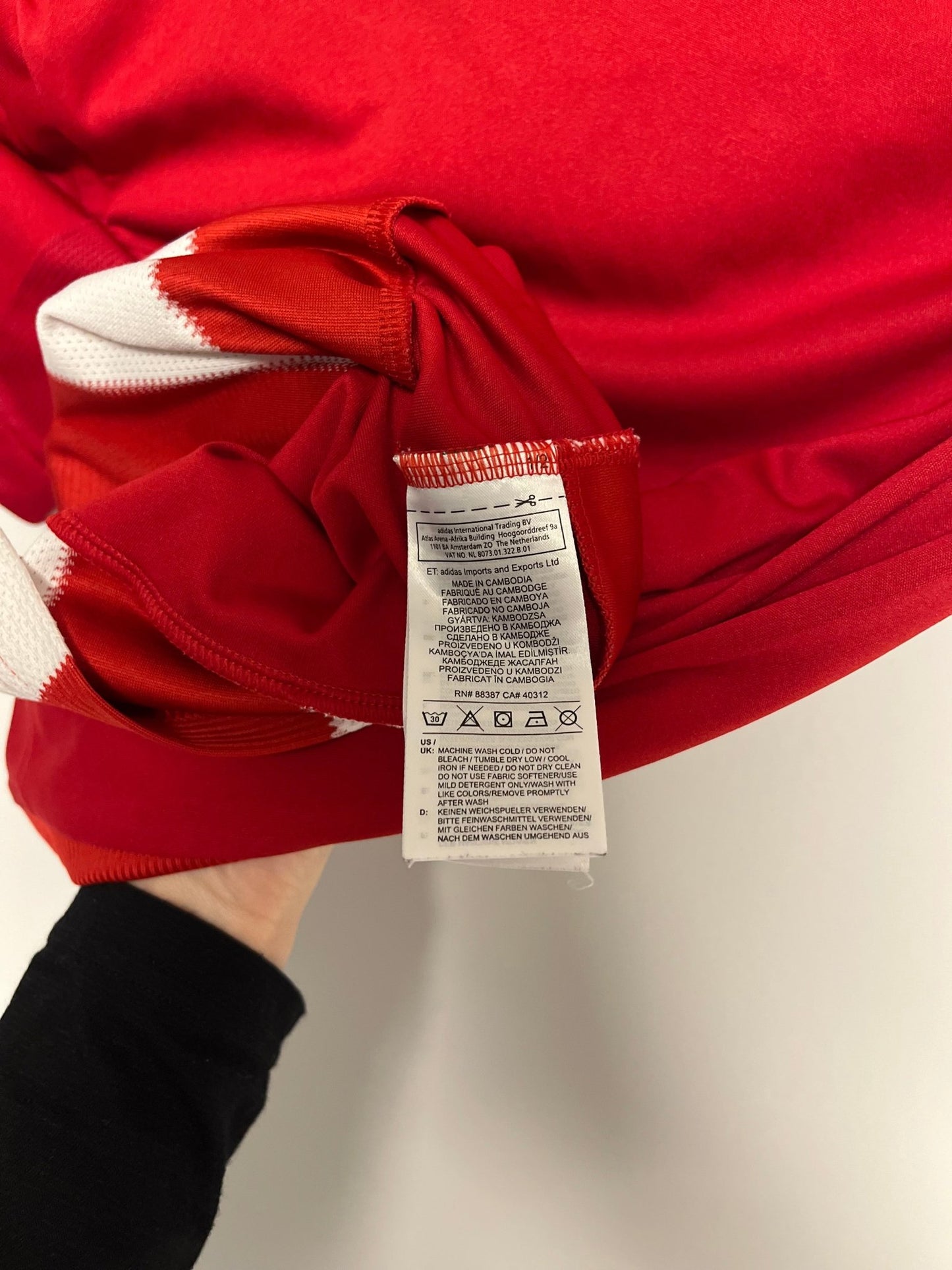 Close-up of the Sheffield United club crest on the 19/20 kids striped home shirt, photographed in detail for accurate grading