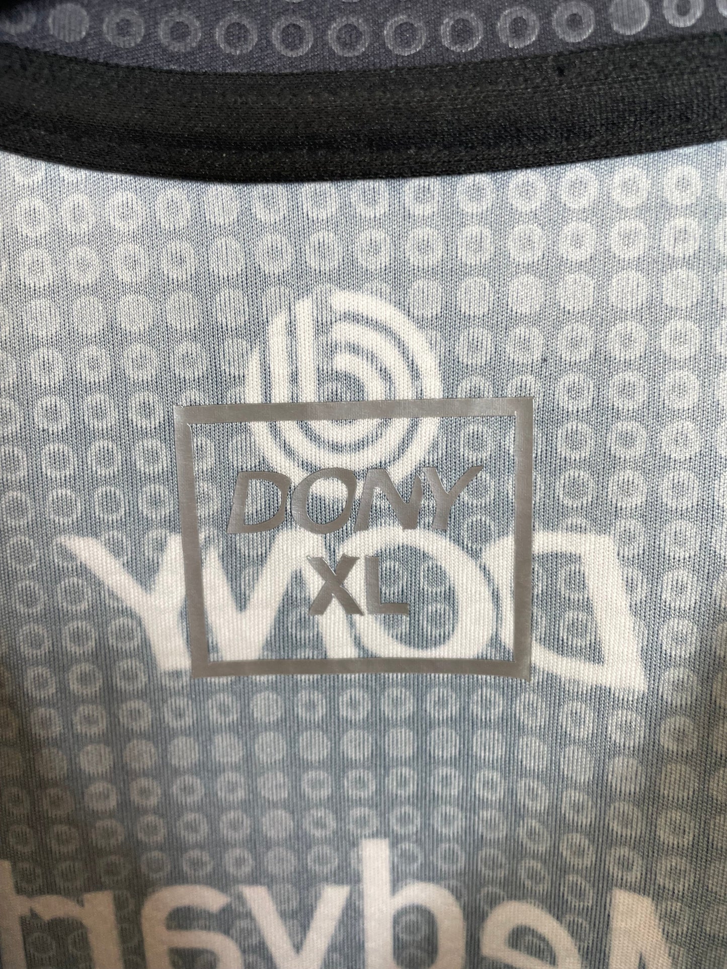 Close-up of Dony logo and Elite Azteca club badge on 10/10 season home shirt
