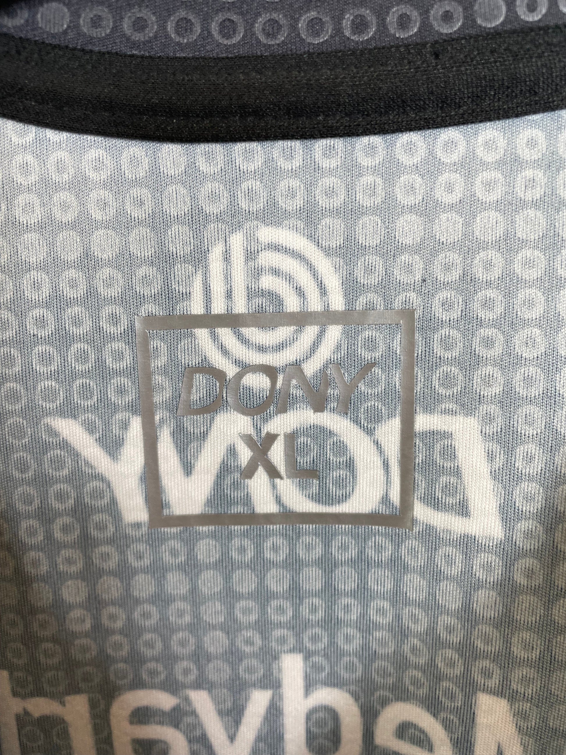 Close-up of Dony logo and Elite Azteca club badge on 10/10 season home shirt