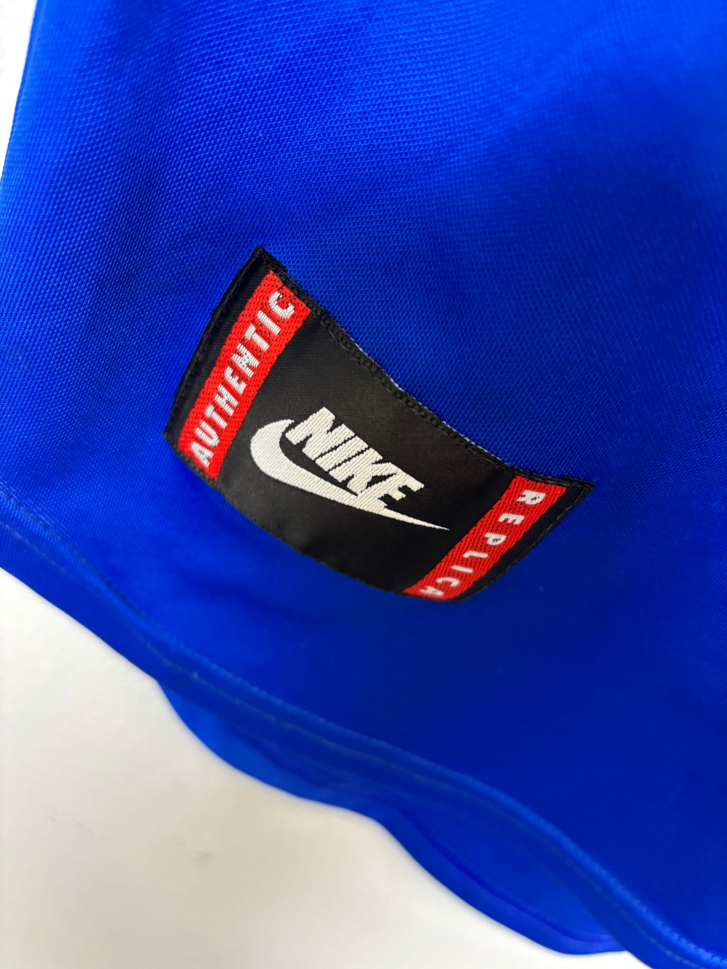 Nike Italy 1996 home shirt sponsor and sleeve details showing excellent 9/10 condition