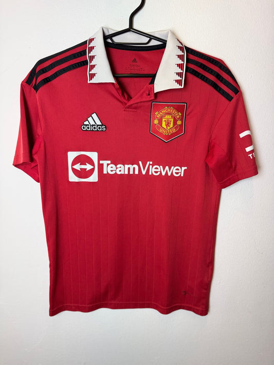 Adidas Manchester United home shirt 2022/23 kids Casemiro 18, front view, size 13-14Y | Man Utd hjemmedrakt barn sett forfra