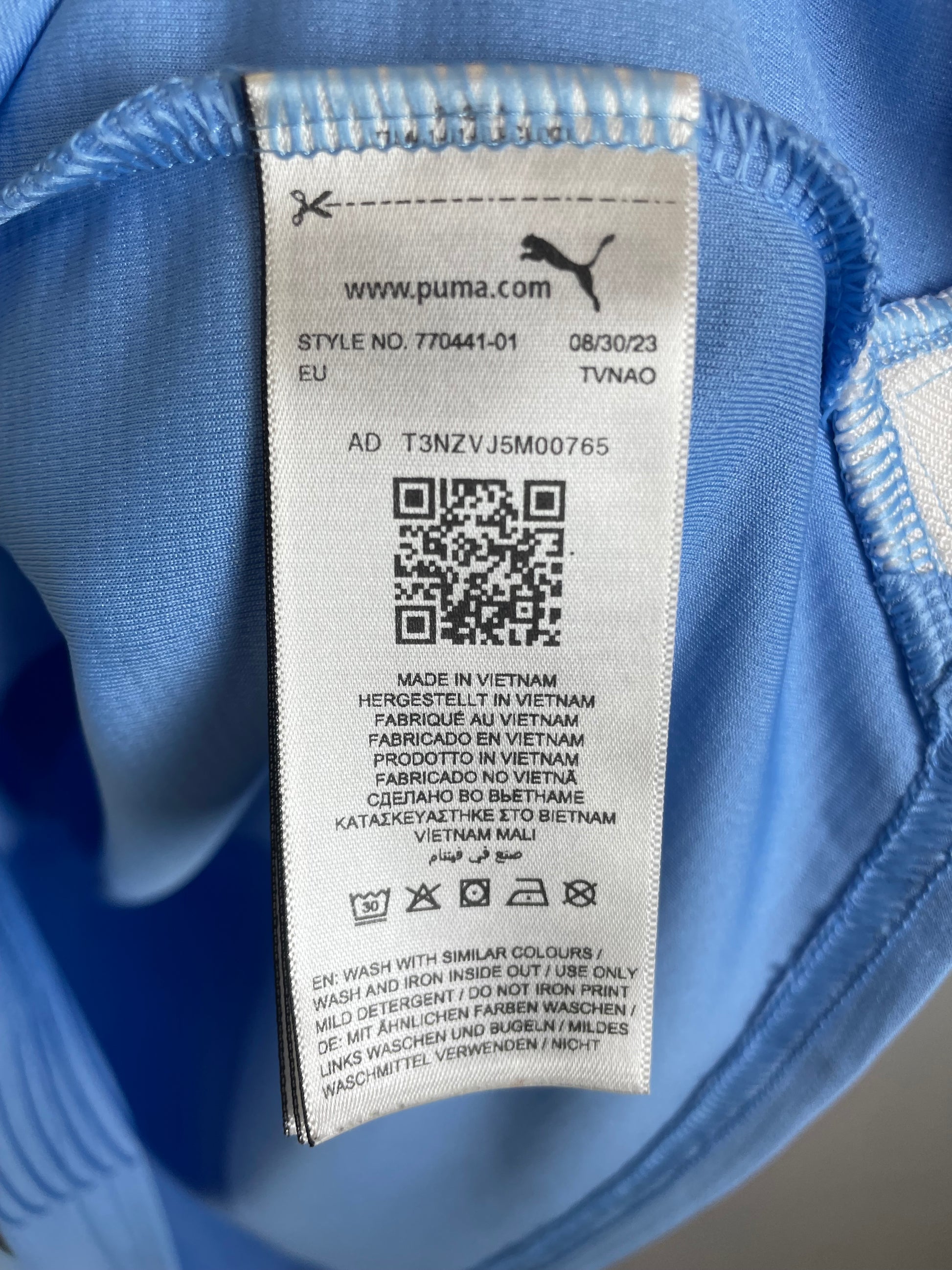 Manchester City 23/24 home shirt sponsor detail and sleeve patches, kids size 15-16 years