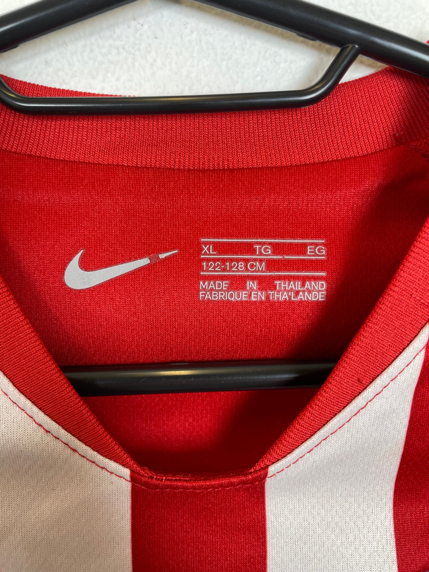 Close-up of Atletico Madrid club badge and sponsor logo on 19/20 home shirt size 122-128cm