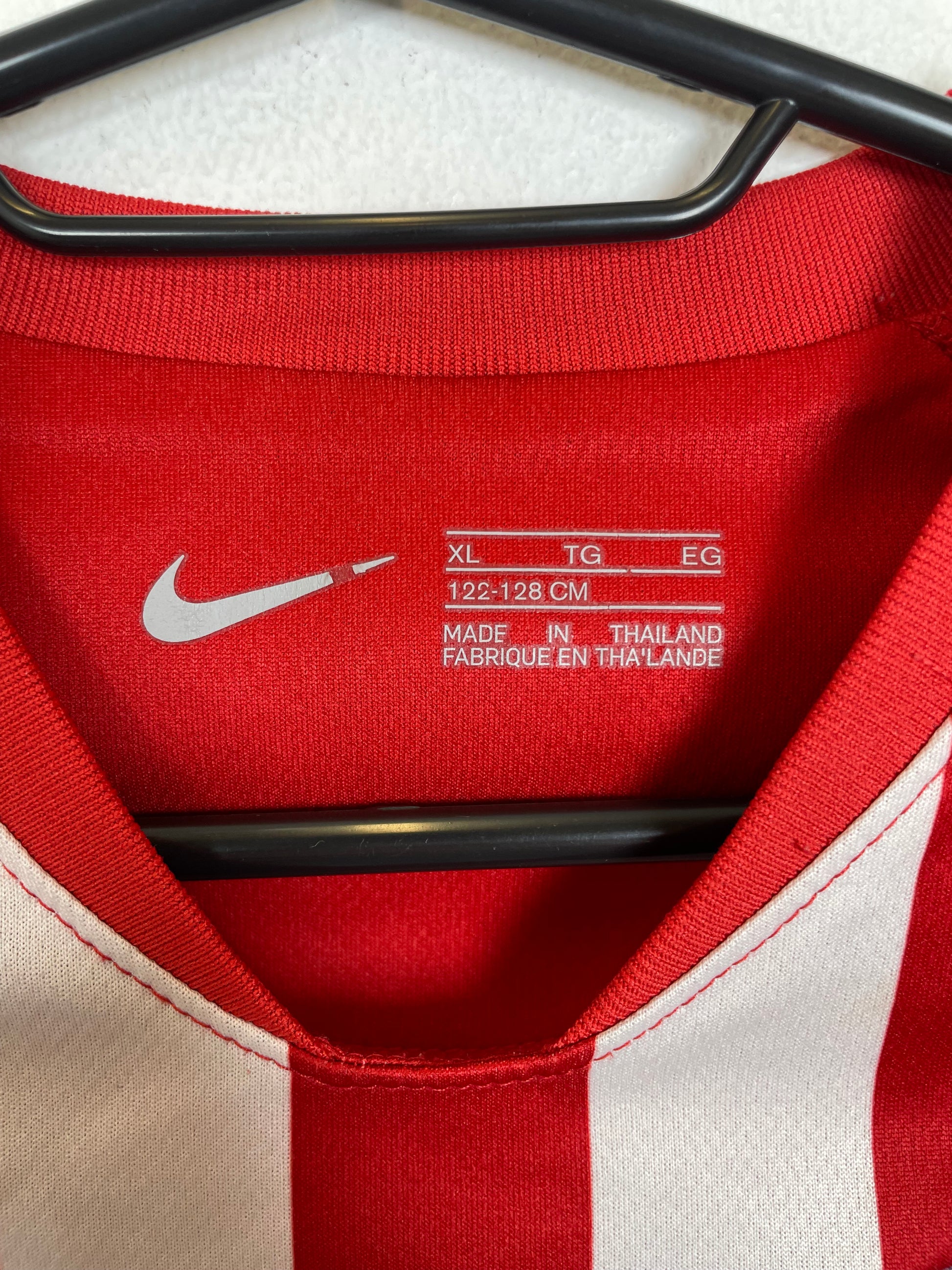 Close-up of Atletico Madrid club badge and sponsor logo on 19/20 home shirt size 122-128cm