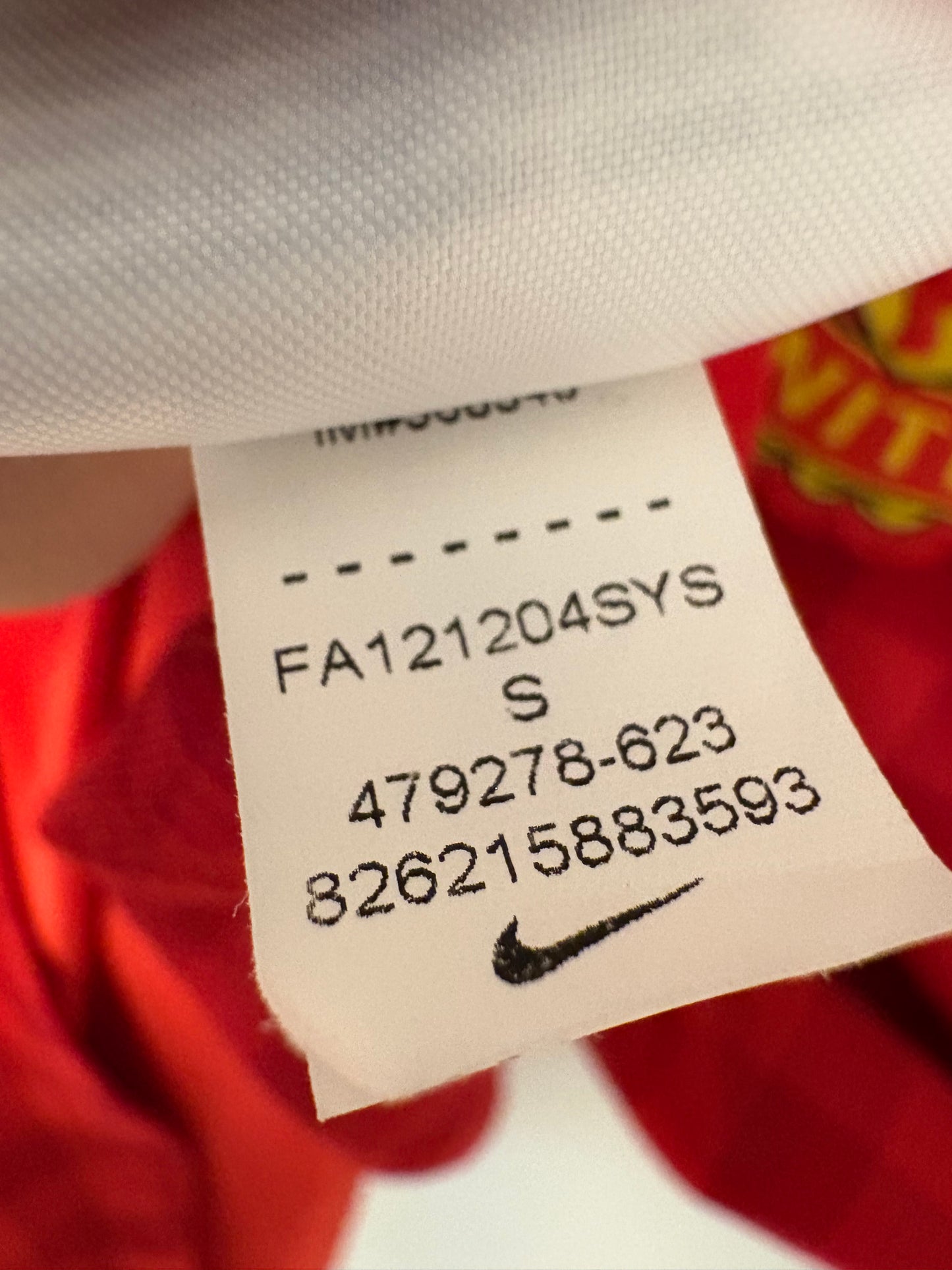 Nike fabric texture and stitching quality detail on Manchester United 12/13 Van Persie home jersey