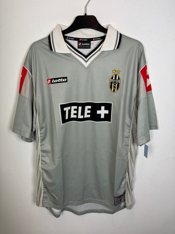 Lotto Juventus away shirt 2000/01 with Zidane 21 in excellent 9/10 condition, size XL