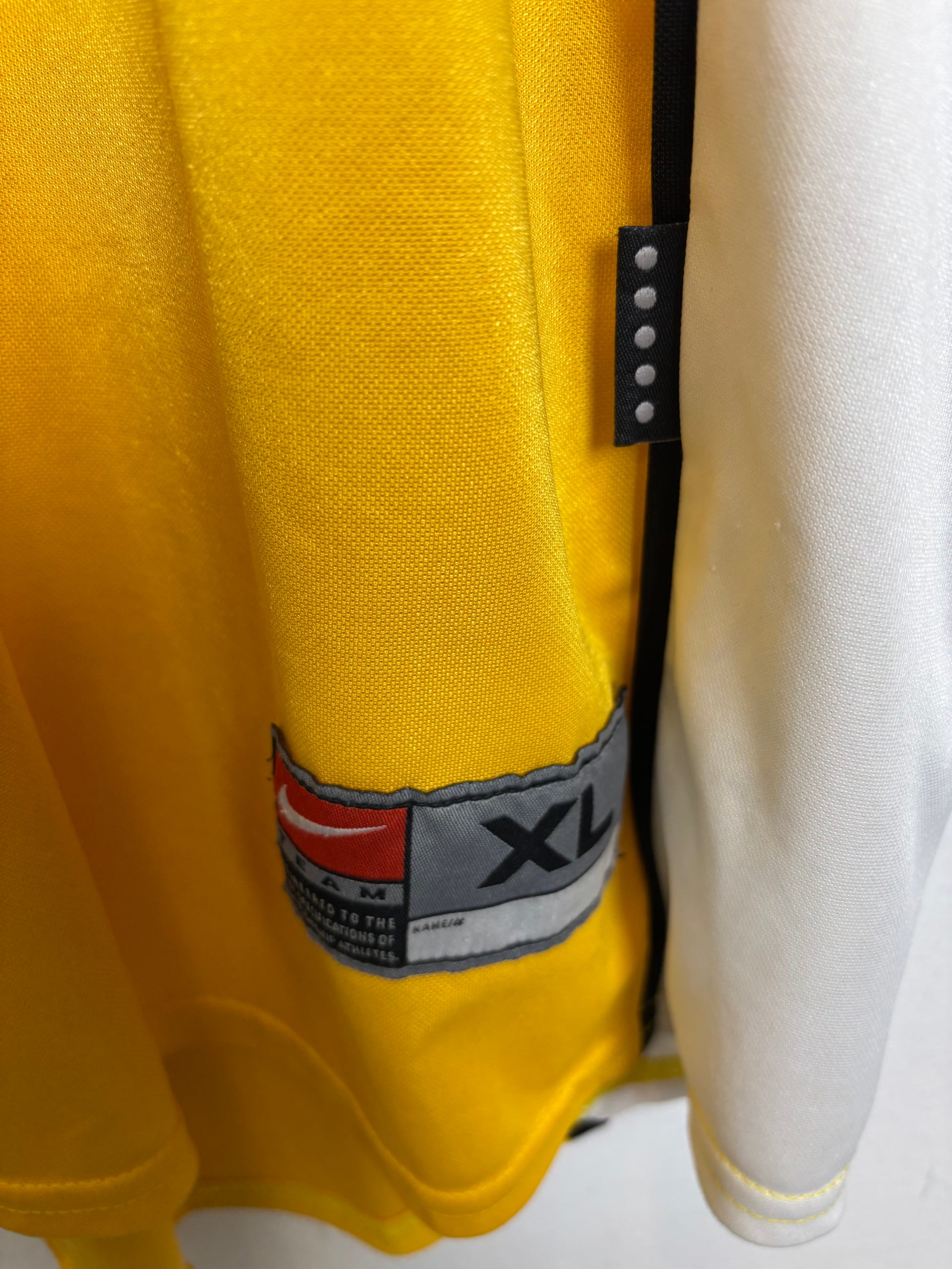 Nike Borussia Dortmund 98/00 home shirt sponsor and sleeve detail with vintage Continentale branding