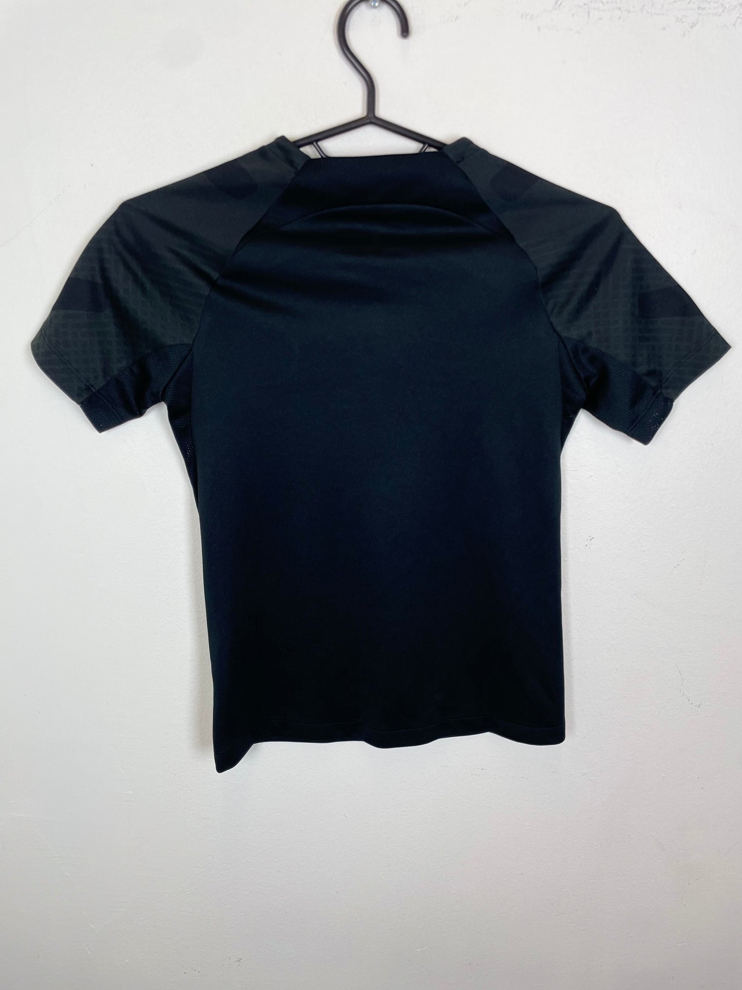 Back view of Chelsea 22/23 training top for kids size 128-147cm in excellent condition