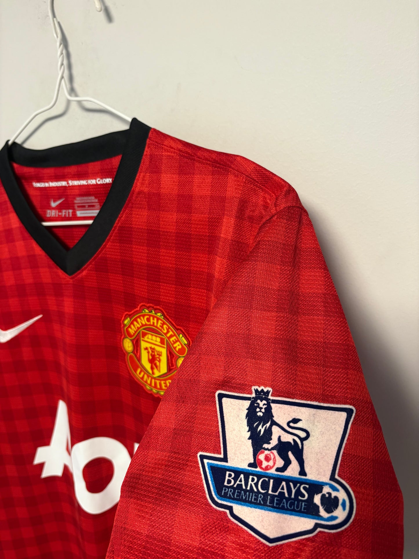 AON sponsor logo and sleeve detailing on Nike Manchester United 12/13 Van Persie home jersey