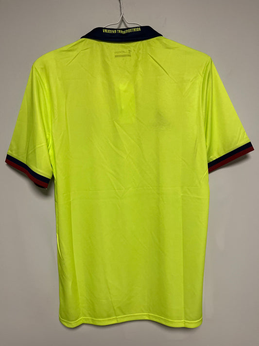 Deportivo de Chaves Tredje Drakt 2017/18 jersey on a hanger against a gray background