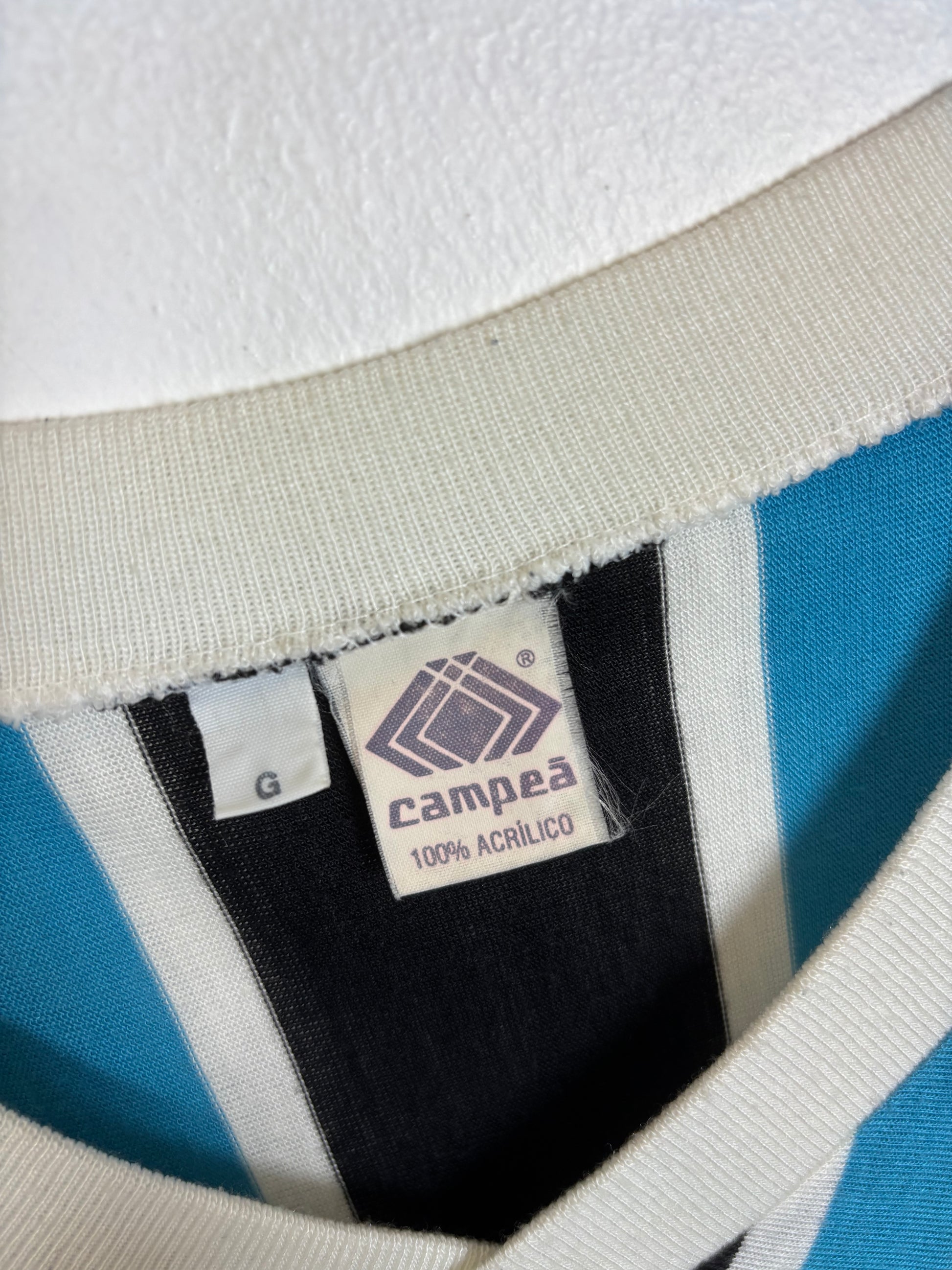 Close-up of Campea logo and Gremio club badge on 1985 home shirt in excellent condition
