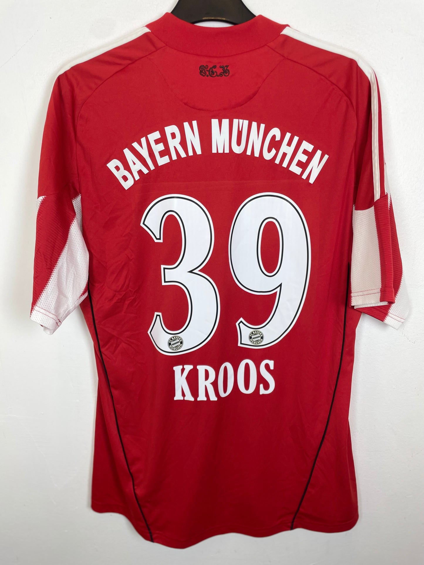 Bayern Munich 10/11 home shirt — back view with Kroos 39 Bundesliga nameset