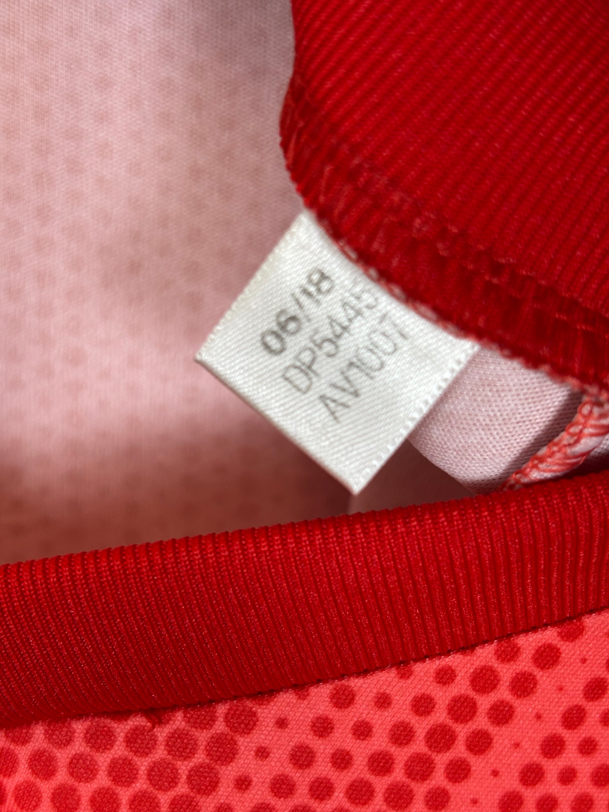 Size XL label and fabric care instructions on Adidas Real Madrid third shirt 18/19 Modric 10