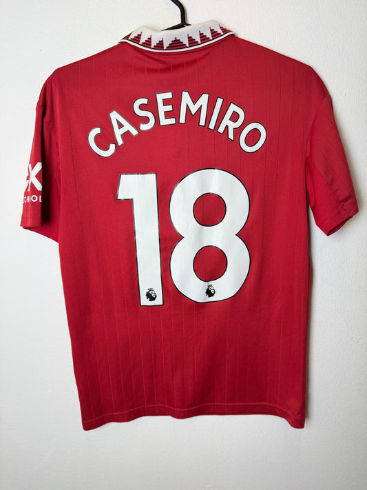 Casemiro 18 nameset on the back of the Man Utd 2022/23 kids home shirt | Casemiro 18 på baksiden av barnedrakten