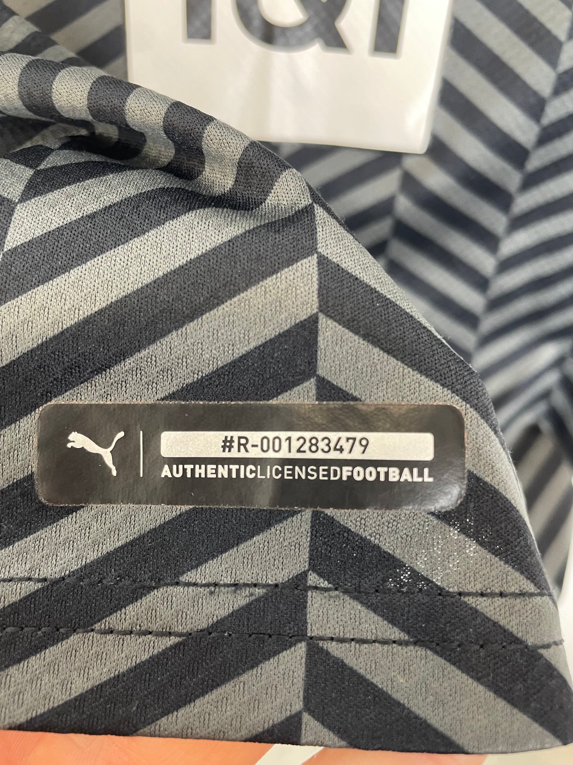 Puma Dortmund away shirt 21/22 kids size 9-10 years sponsor and sleeve detail view