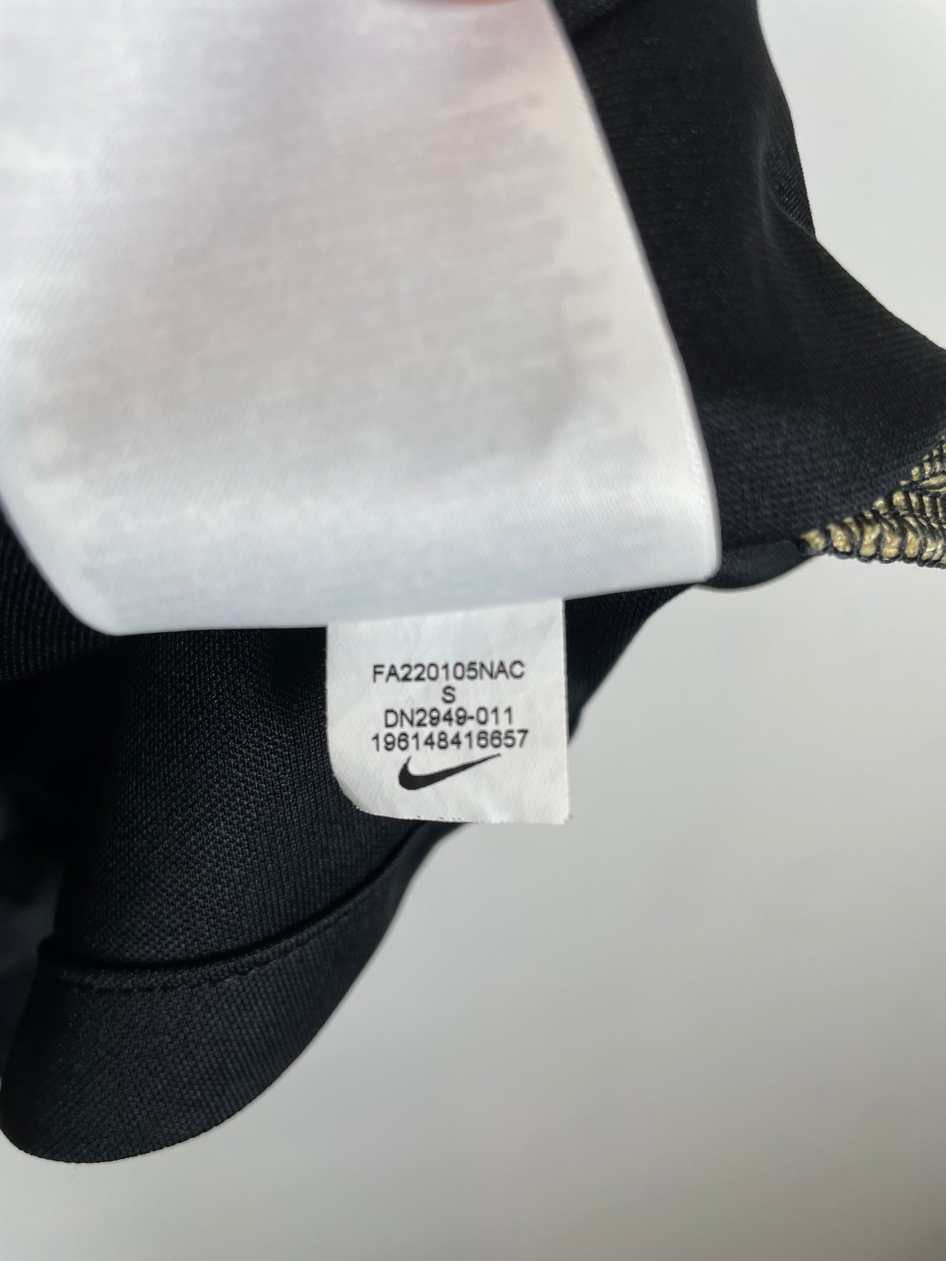 Chelsea 22/23 training top kids size 128-147cm showing sponsor and sleeve details in excellent condition