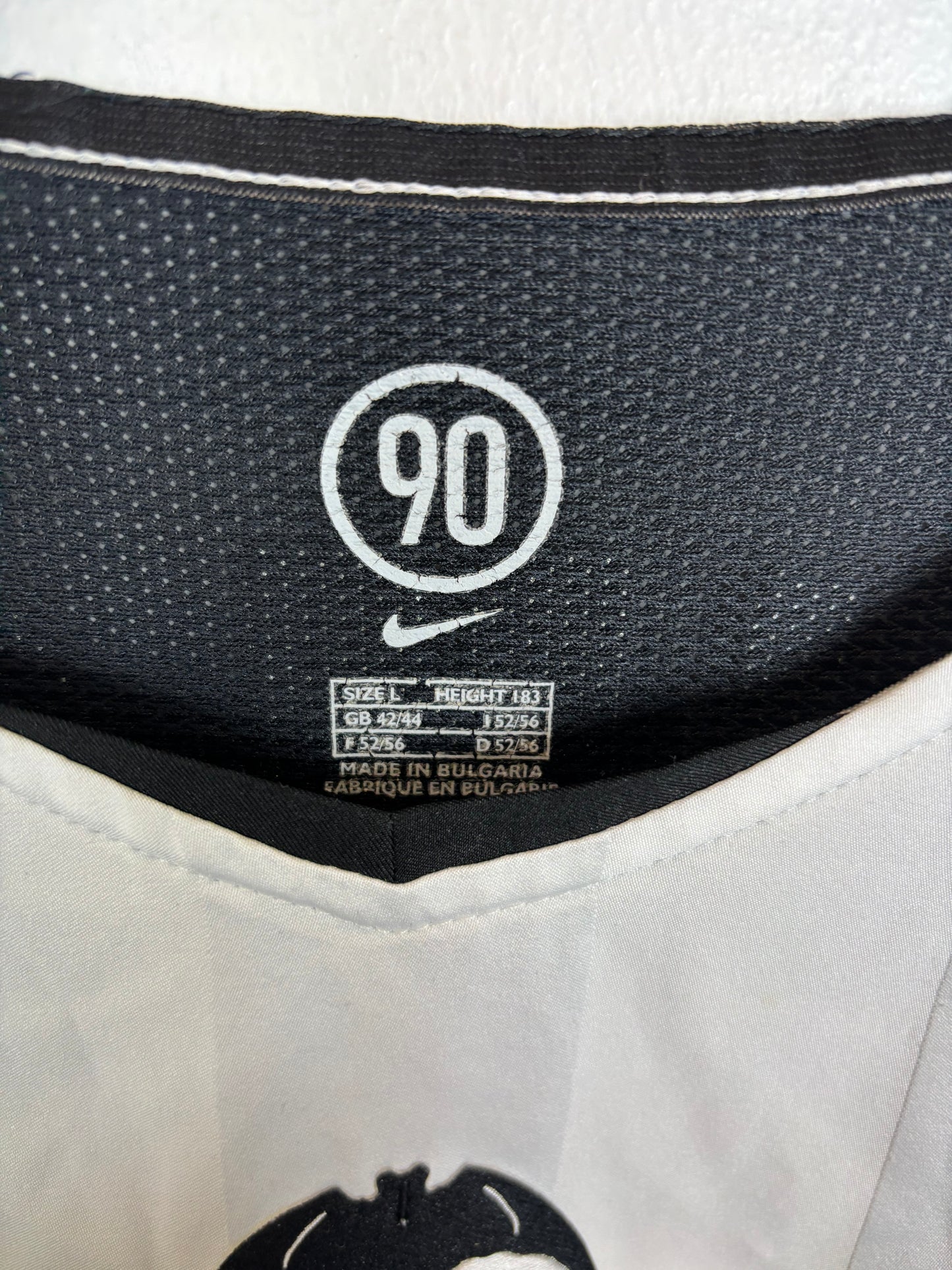 Valencia club badge and Nike swoosh logo detail on white 04/05 home shirt