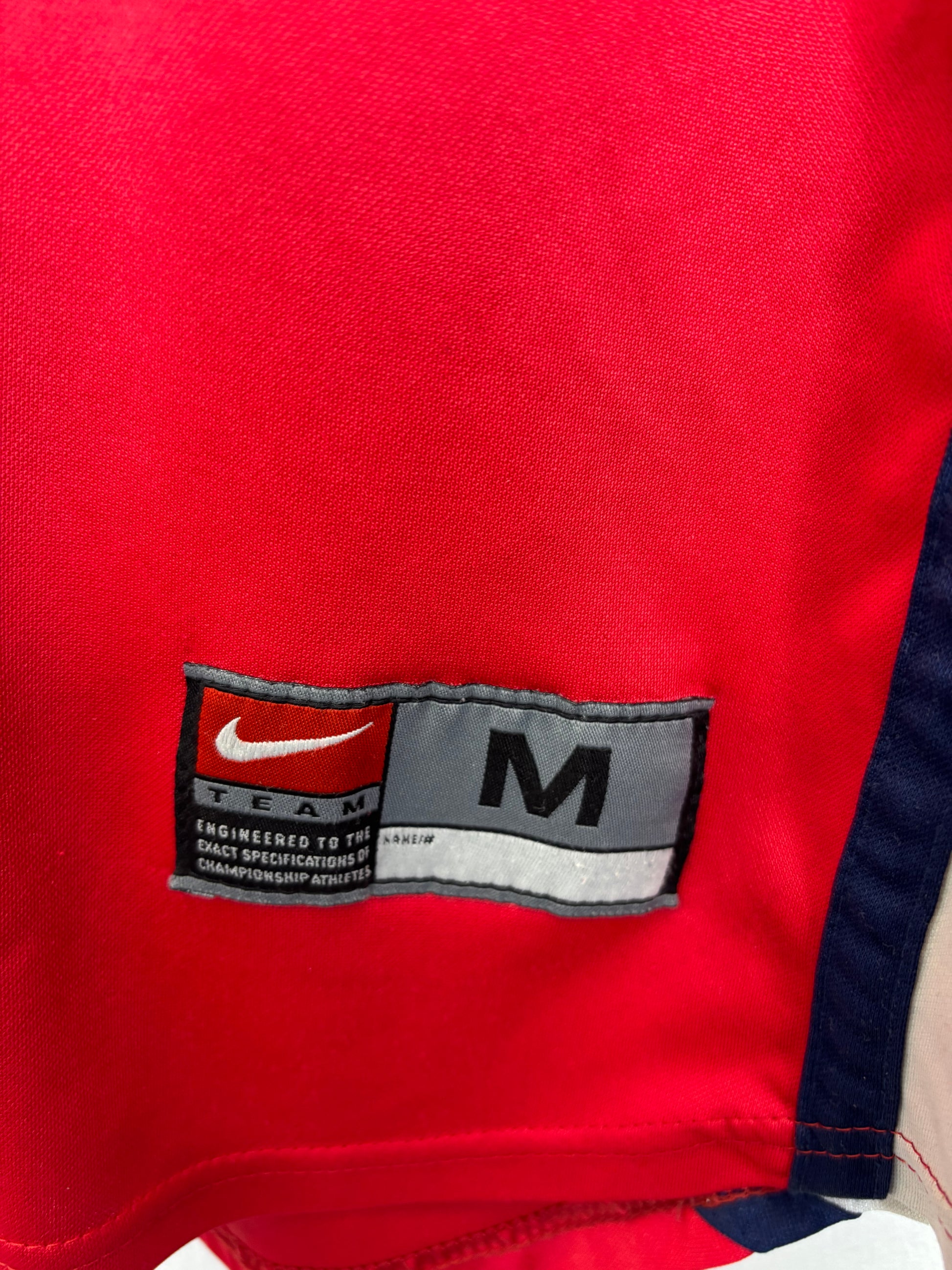 Arsenal 99/00 home shirt sponsor logo and sleeve details on vintage Nike jersey