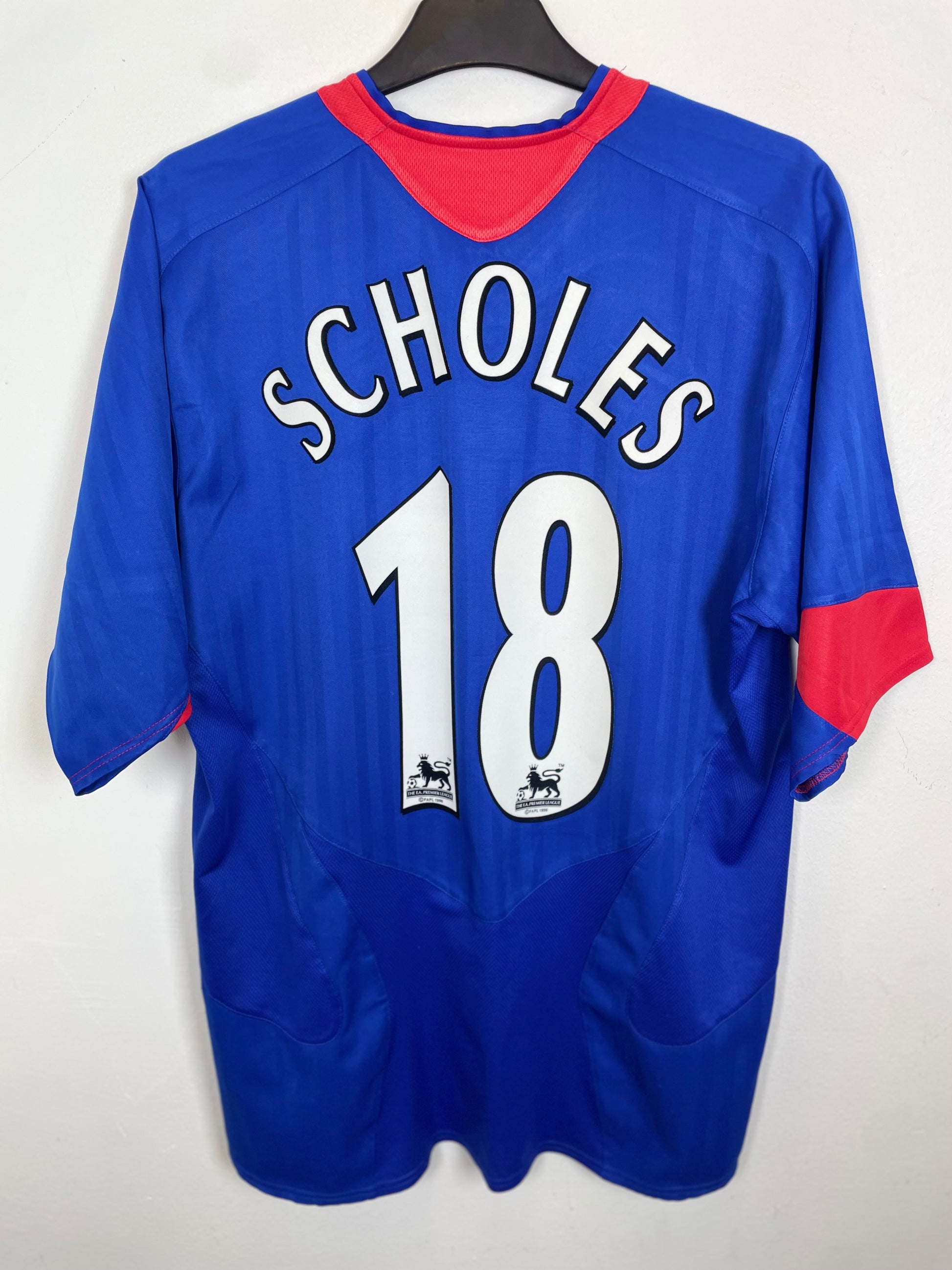 Back view of Manchester United 05/06 away shirt showing Scholes name and number 18 on white Nike kit