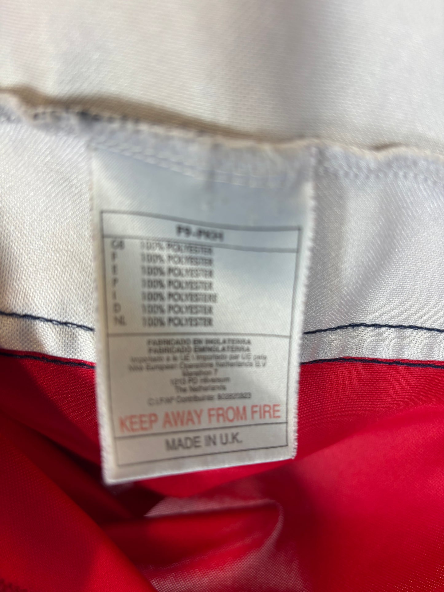Interior Nike label and size tag showing authenticity details of Arsenal 99/00 Anelka home shirt