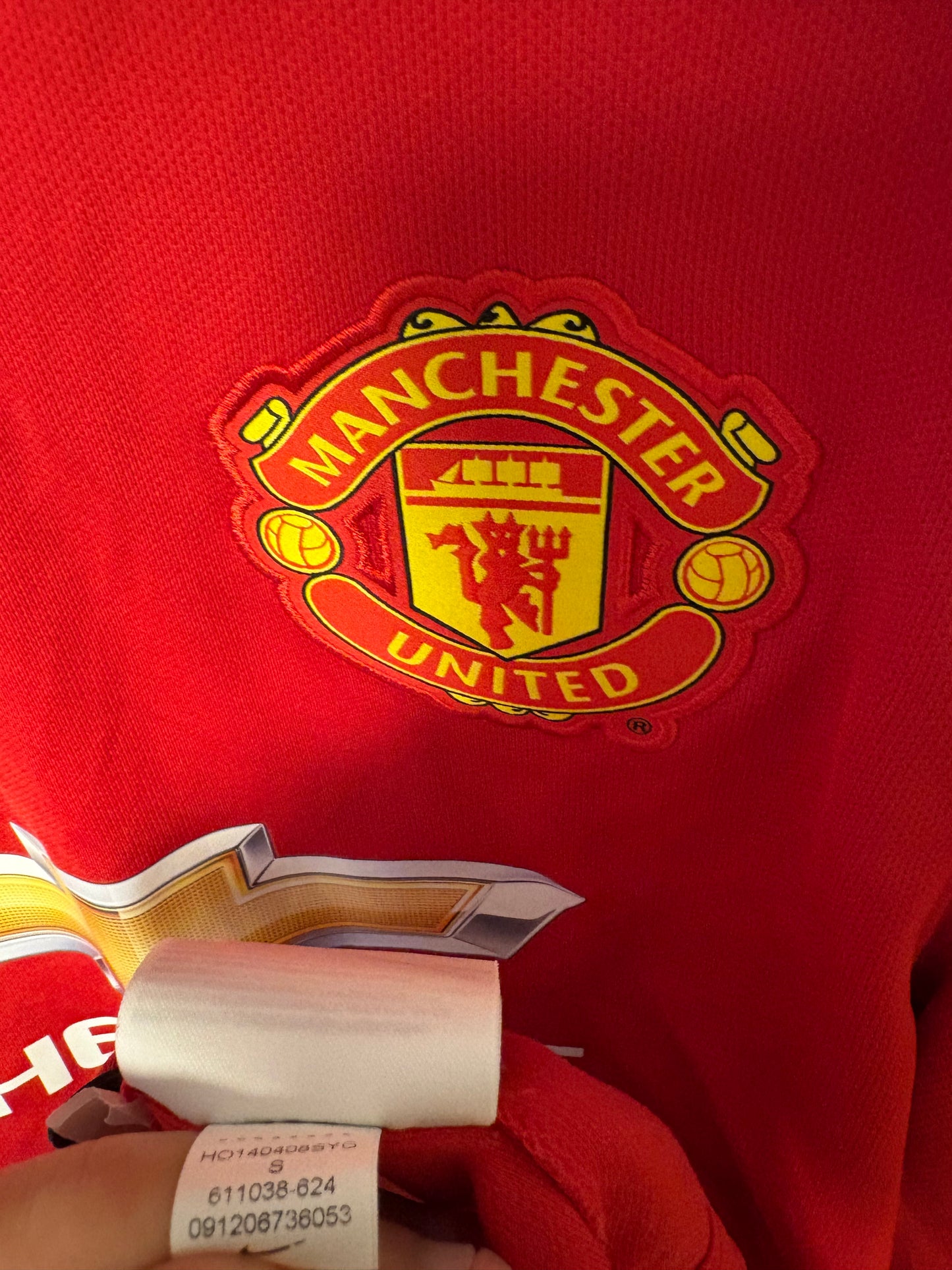Chevrolet-sponsor og hvit rundhalskrage på rød United-trøye 2014/15