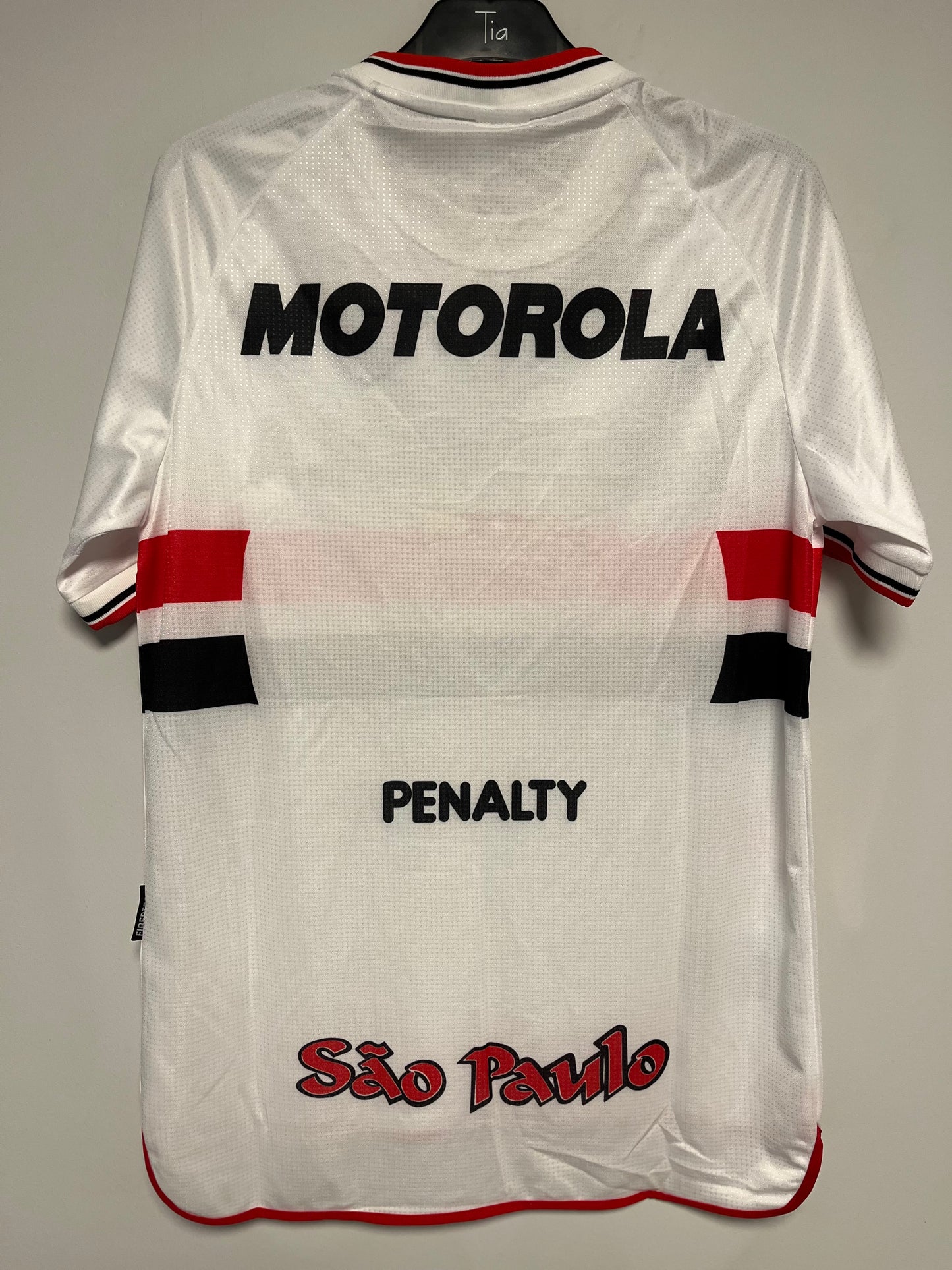 White sports jersey with Motorola, Penalty, and Sao Paulo shirt on a gray background