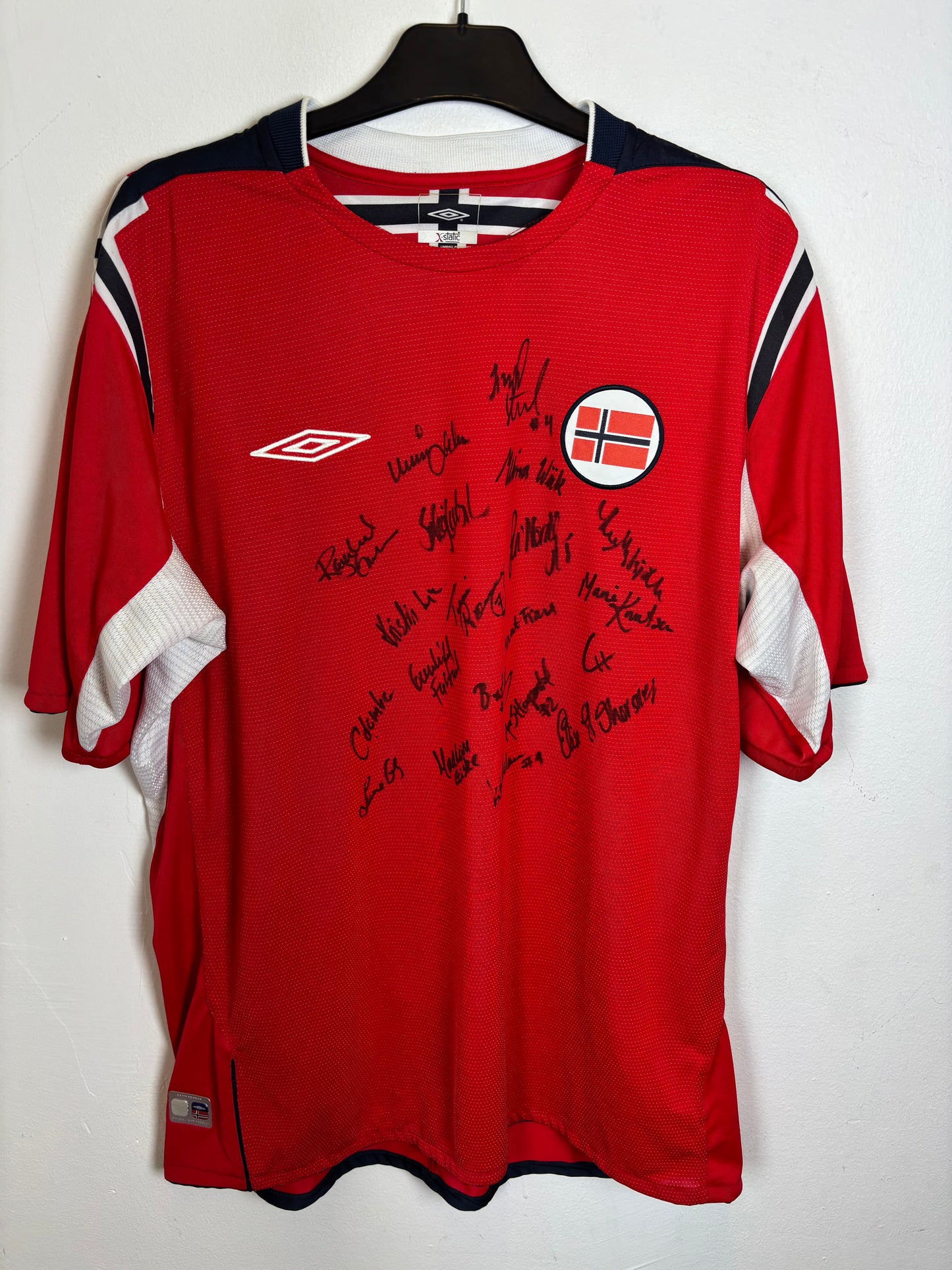 Umbro Norway Home 2004 Squad signed by Norway women’s team - 8/10
