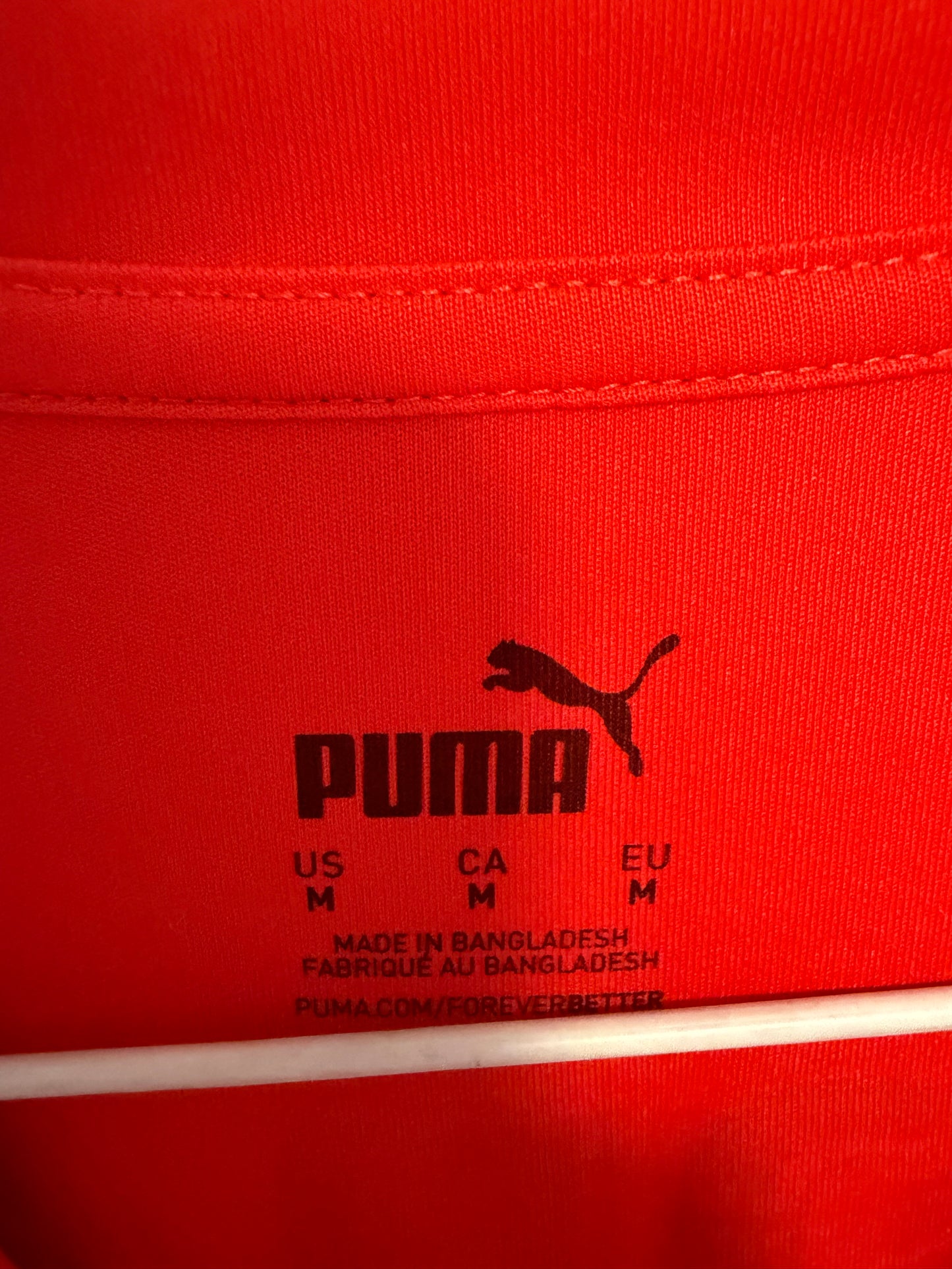 Close-up of Valencia club crest and Puma logo on 22/23 goalkeeper away jersey in size M