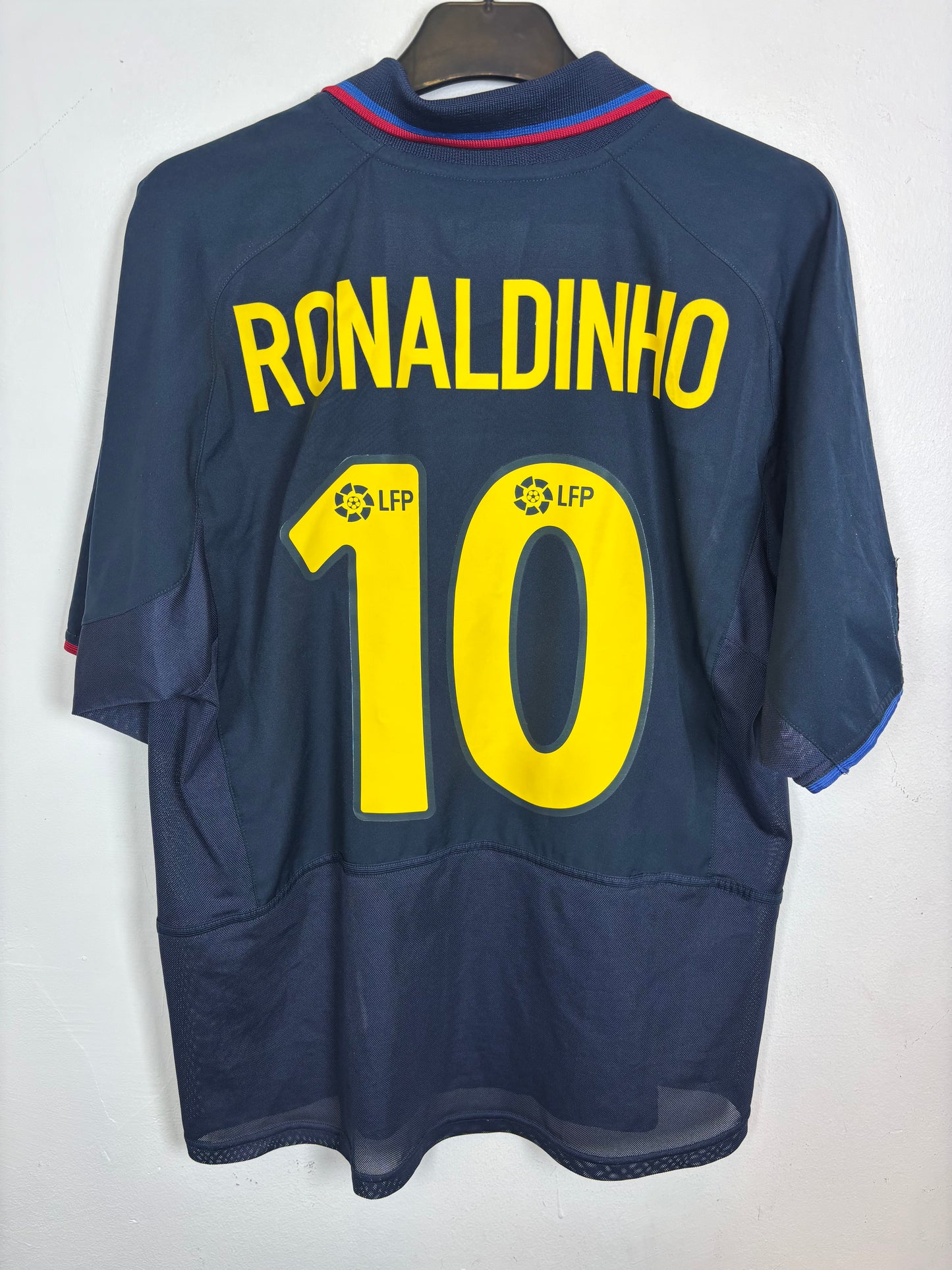 Back view of Nike Barcelona 02/04 third shirt showing Ronaldinho name and number 10