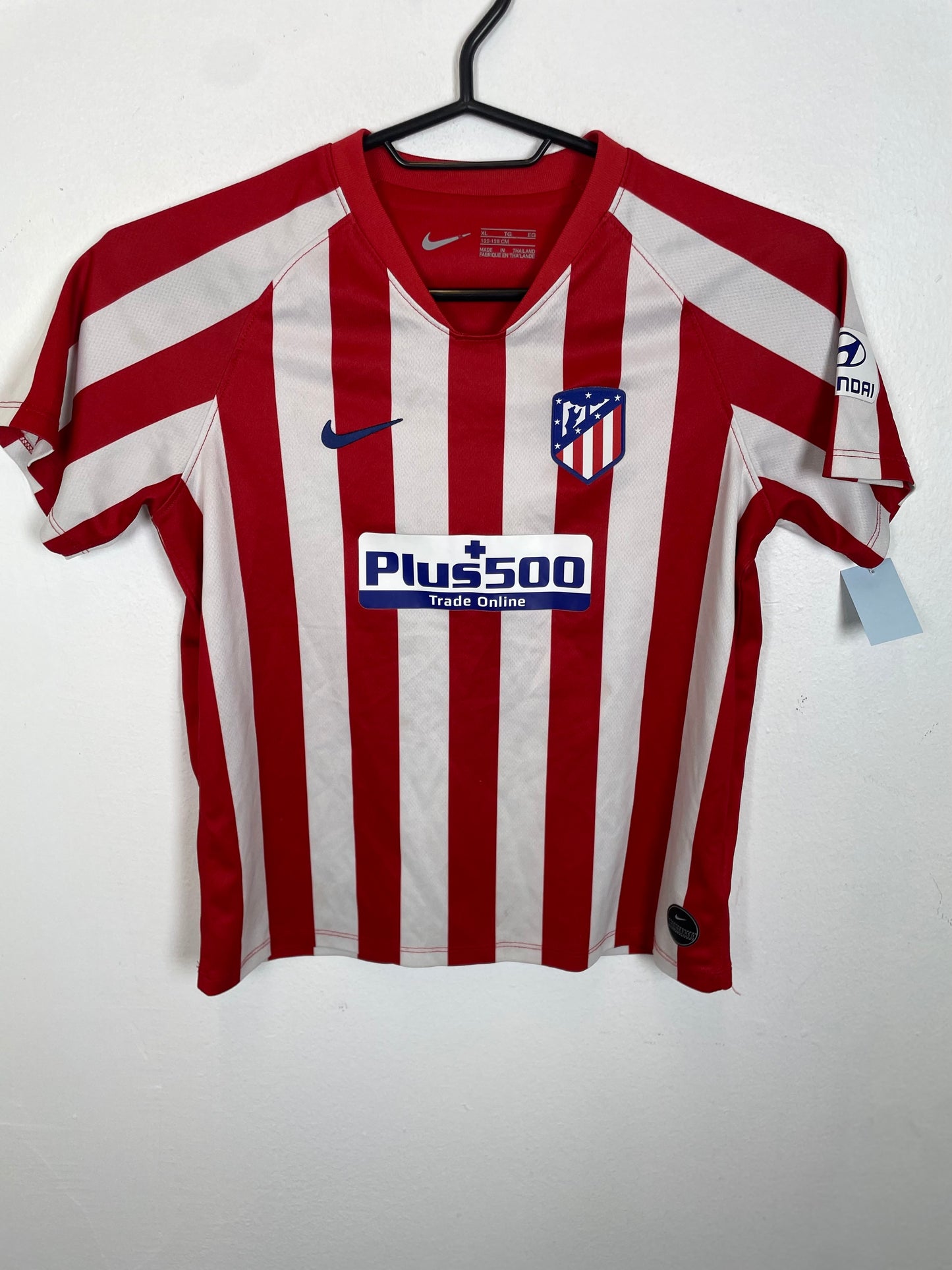 Atletico Madrid home shirt 19/20 kids size 122-128cm in red and white stripes