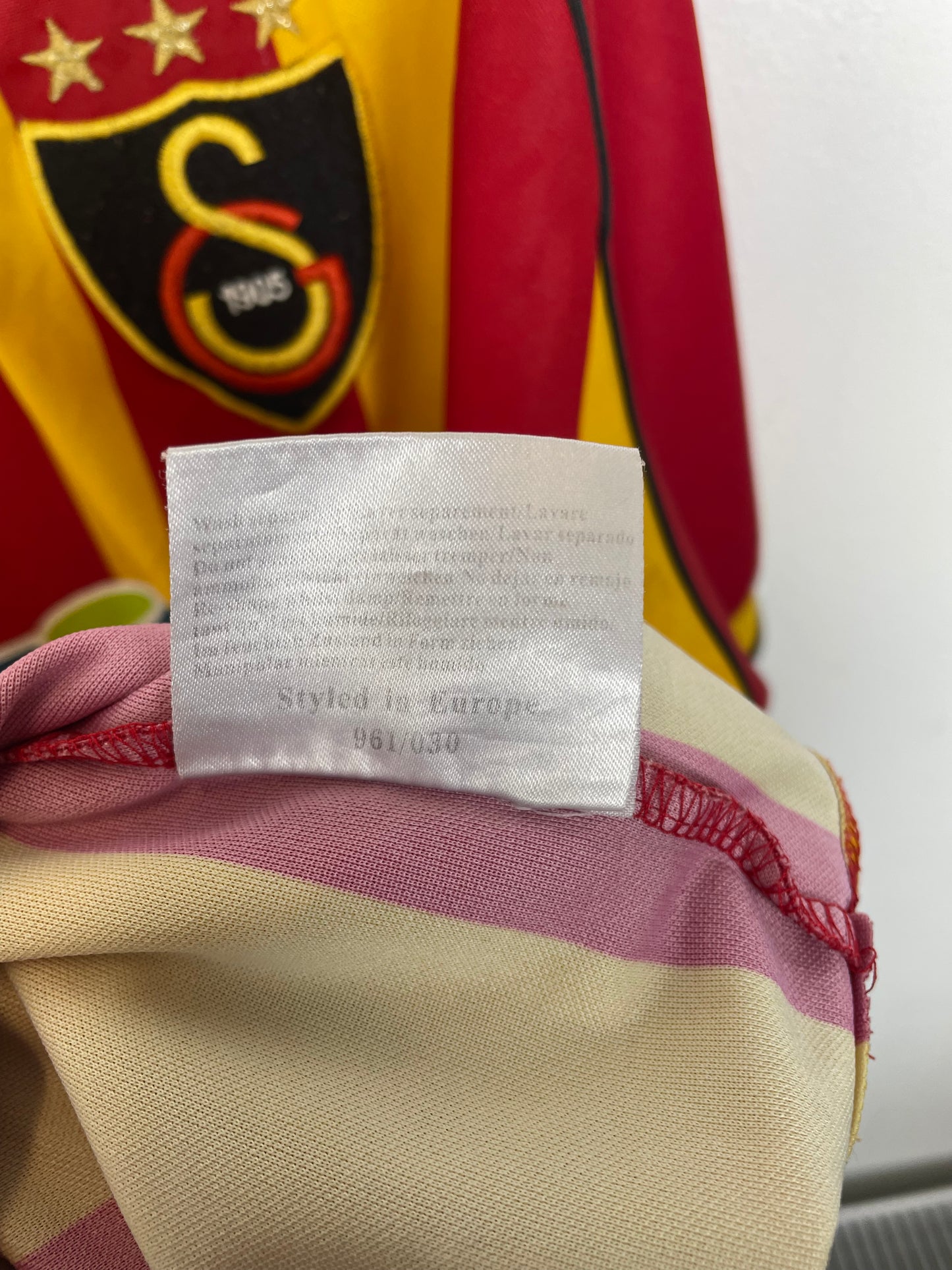 Galatasaray 2003/04 home shirt fabric texture and manufacturing details, Umbro XXL jersey