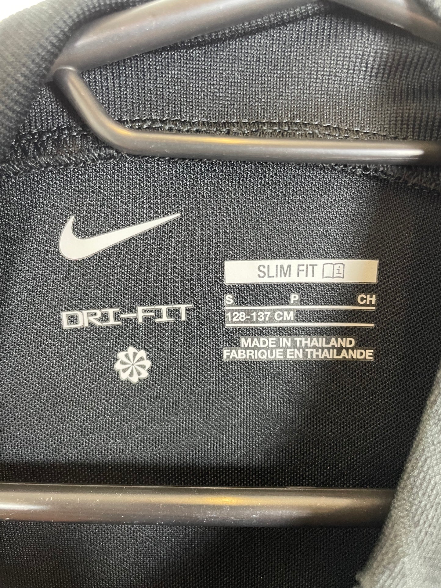 Close-up of Chelsea club badge and Nike logo on blue 22/23 training top for kids