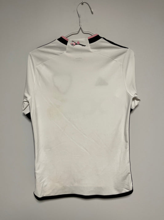 Front view of the DC United 23/24 kids away shirt showing the MLS club badge and sponsor, photographed at our Stavanger store