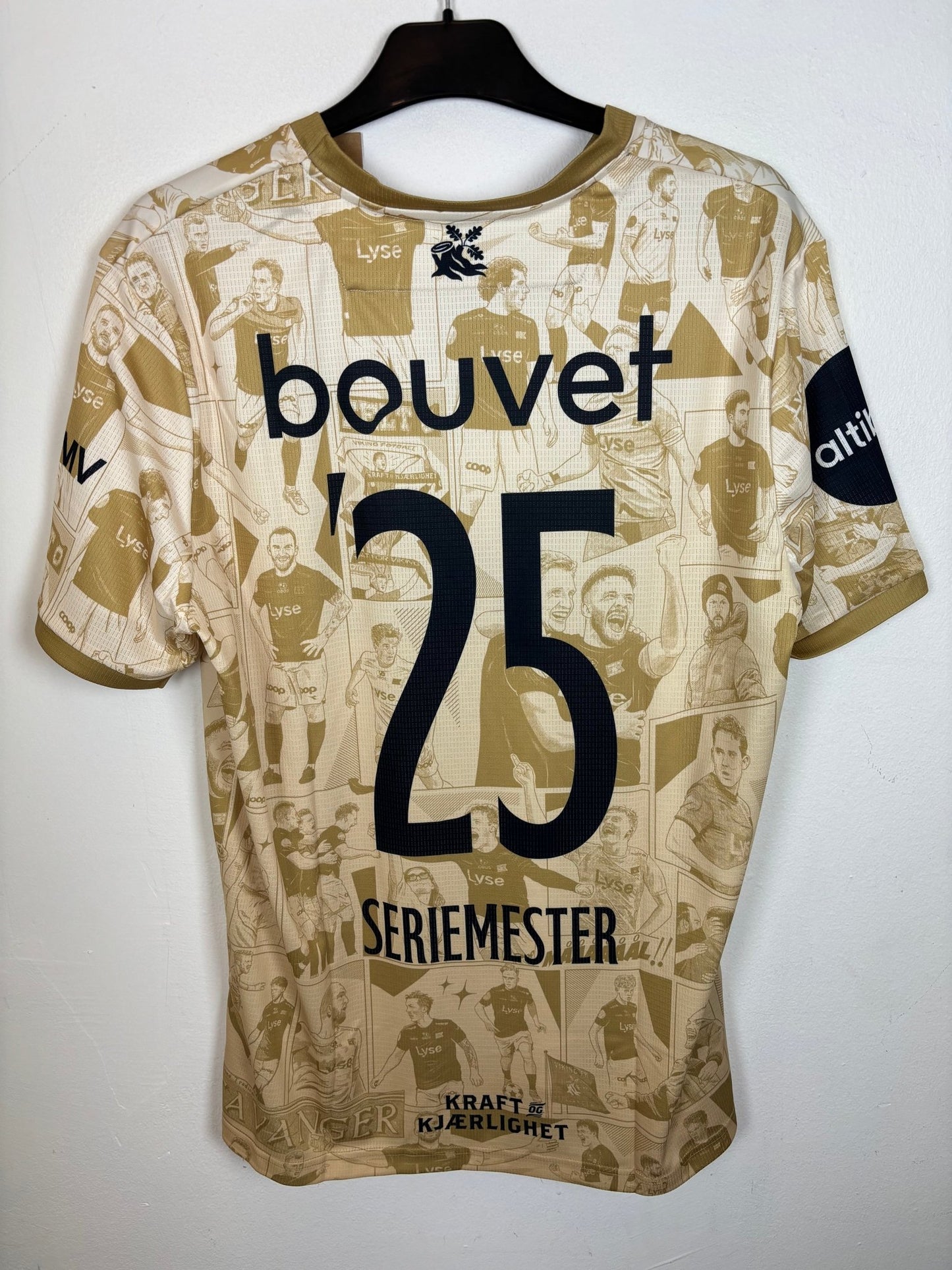 Forsiden av Viking Stavanger FK sin Seriemester-drakt 2025 med klubbmerke og Diadora-logo, forsiden vist i detalj