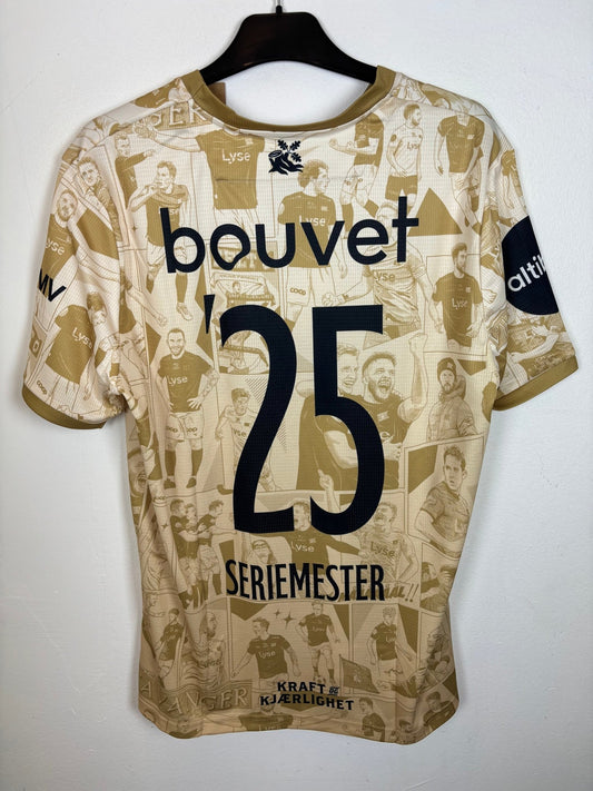 Forsiden av Viking Stavanger FK sin Seriemester-drakt 2025 med klubbmerke og Diadora-logo, forsiden vist i detalj