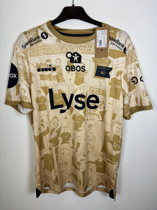 Offisiell Diadora Viking Stavanger FK Seriemester-drakt fra 2025 med klubbmerket, helt ny, håndkontrollert og sendt fra Norge
